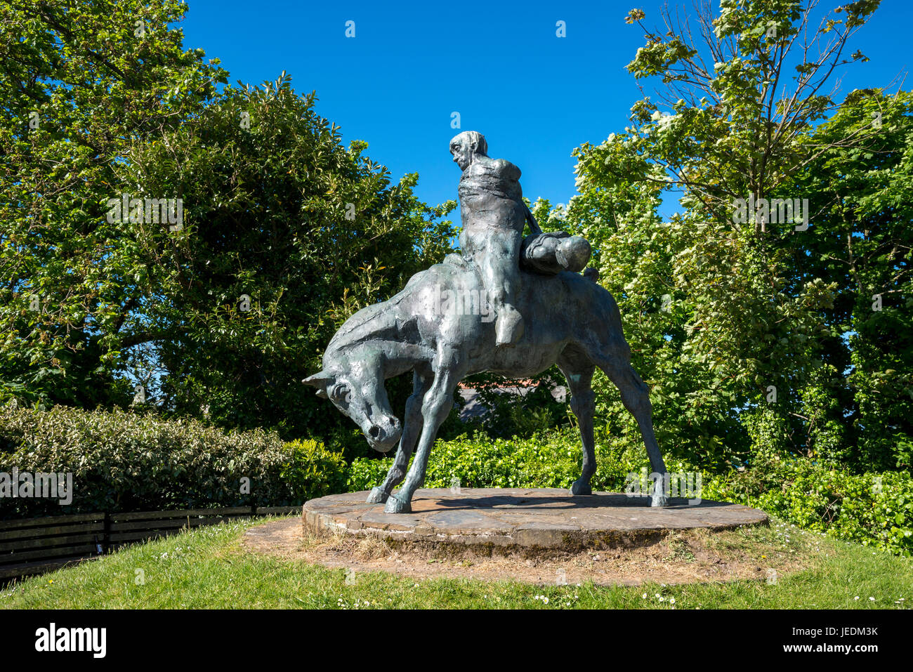 Les deux rois statue en dehors de Harlech Castle dans la région de Snowdonia, le Nord du Pays de Galles. Banque D'Images