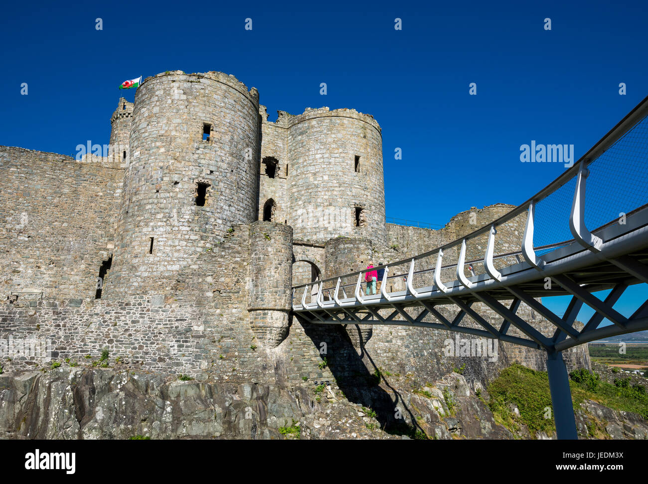 Château de Harlech, Snowdonia dans le Nord du Pays de Galles. Avec le nouveau pont. Banque D'Images