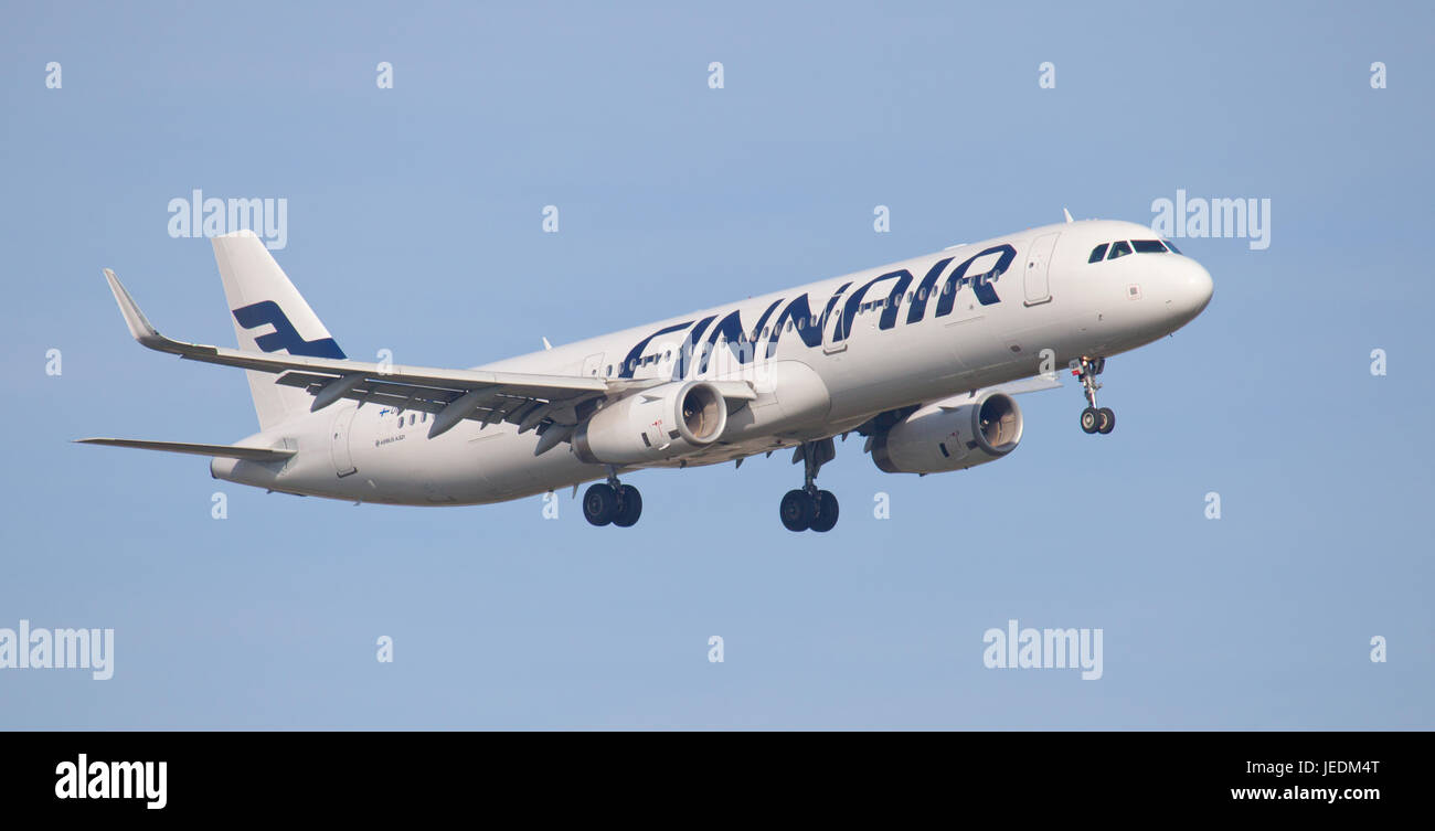 Airbus A321 de Finnair OH-LZG en approche finale à l'aéroport de Londres Heathrow LHR Banque D'Images
