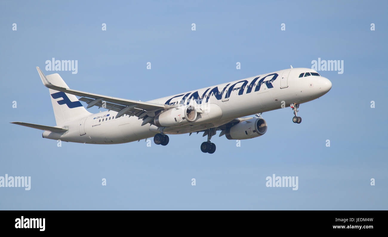 Airbus A321 de Finnair OH-LZG en approche finale à l'aéroport de Londres Heathrow LHR Banque D'Images