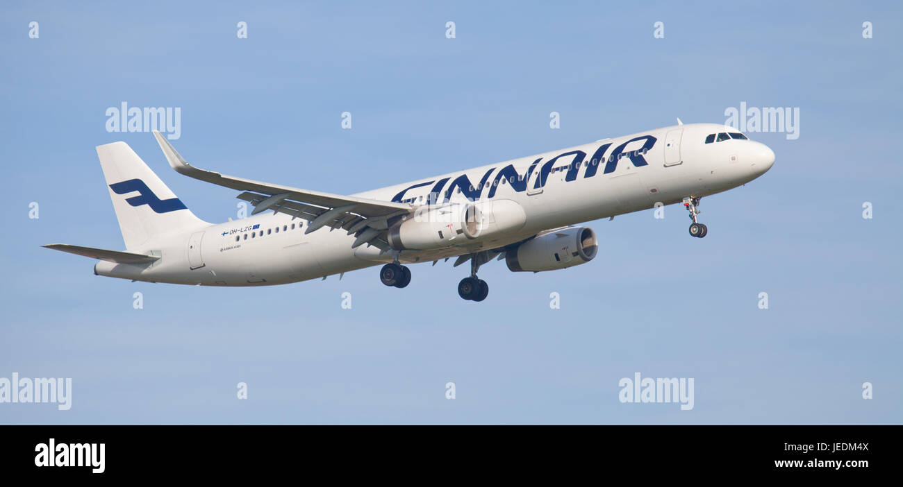Airbus A321 de Finnair OH-LZG en approche finale à l'aéroport de Londres Heathrow LHR Banque D'Images
