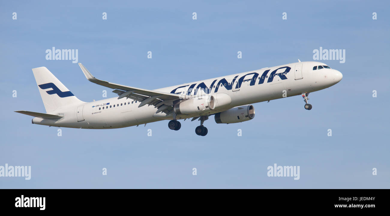 Airbus A321 de Finnair OH-LZG en approche finale à l'aéroport de Londres Heathrow LHR Banque D'Images