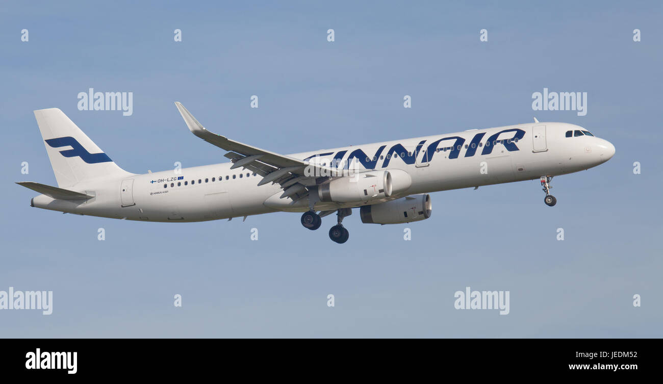 Airbus A321 de Finnair OH-LZG en approche finale à l'aéroport de Londres Heathrow LHR Banque D'Images