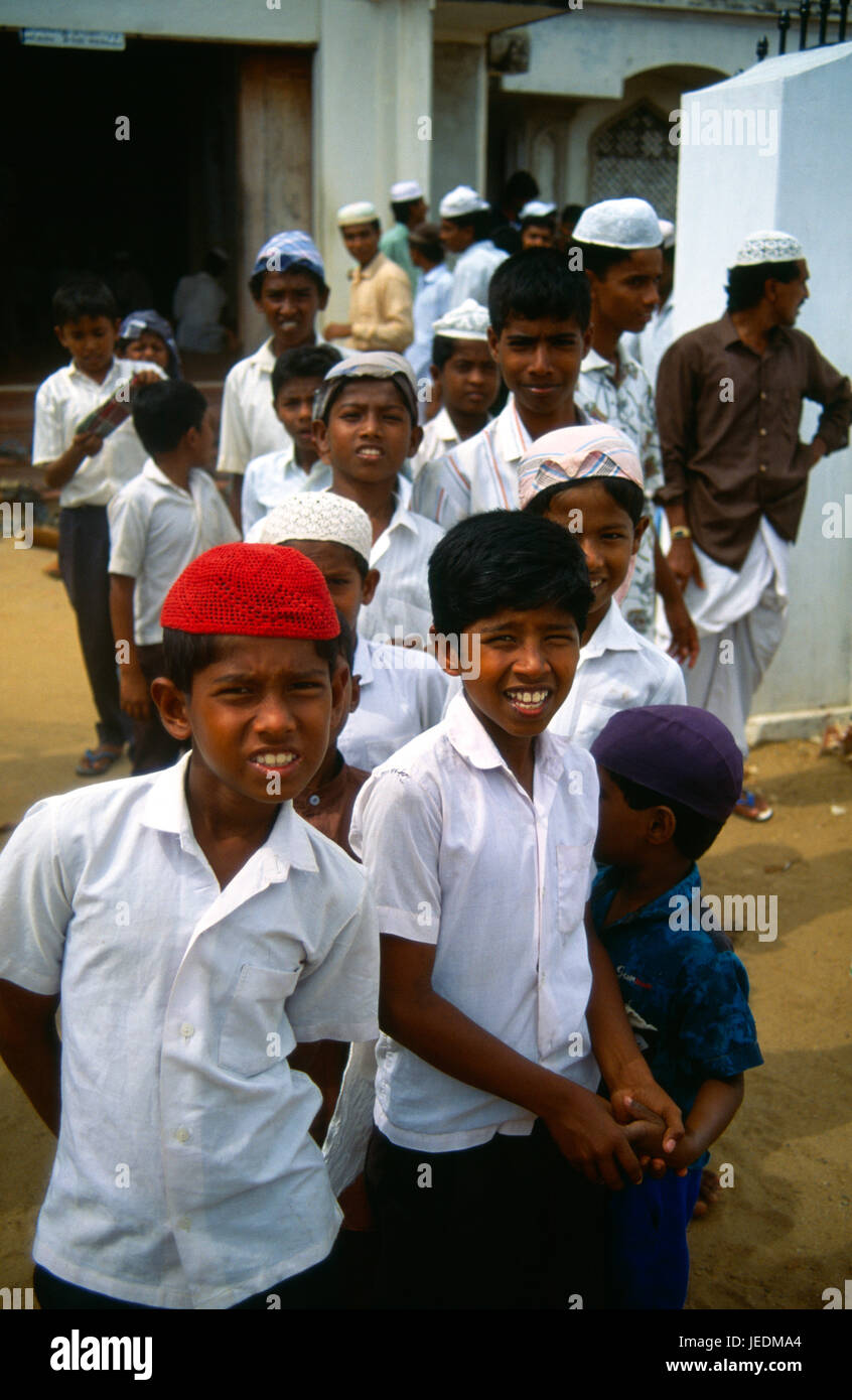 Sri Lanka, Colombo 5, groupe de jeunes garçons musulmans à l'extérieur de la mosquée. Banque D'Images