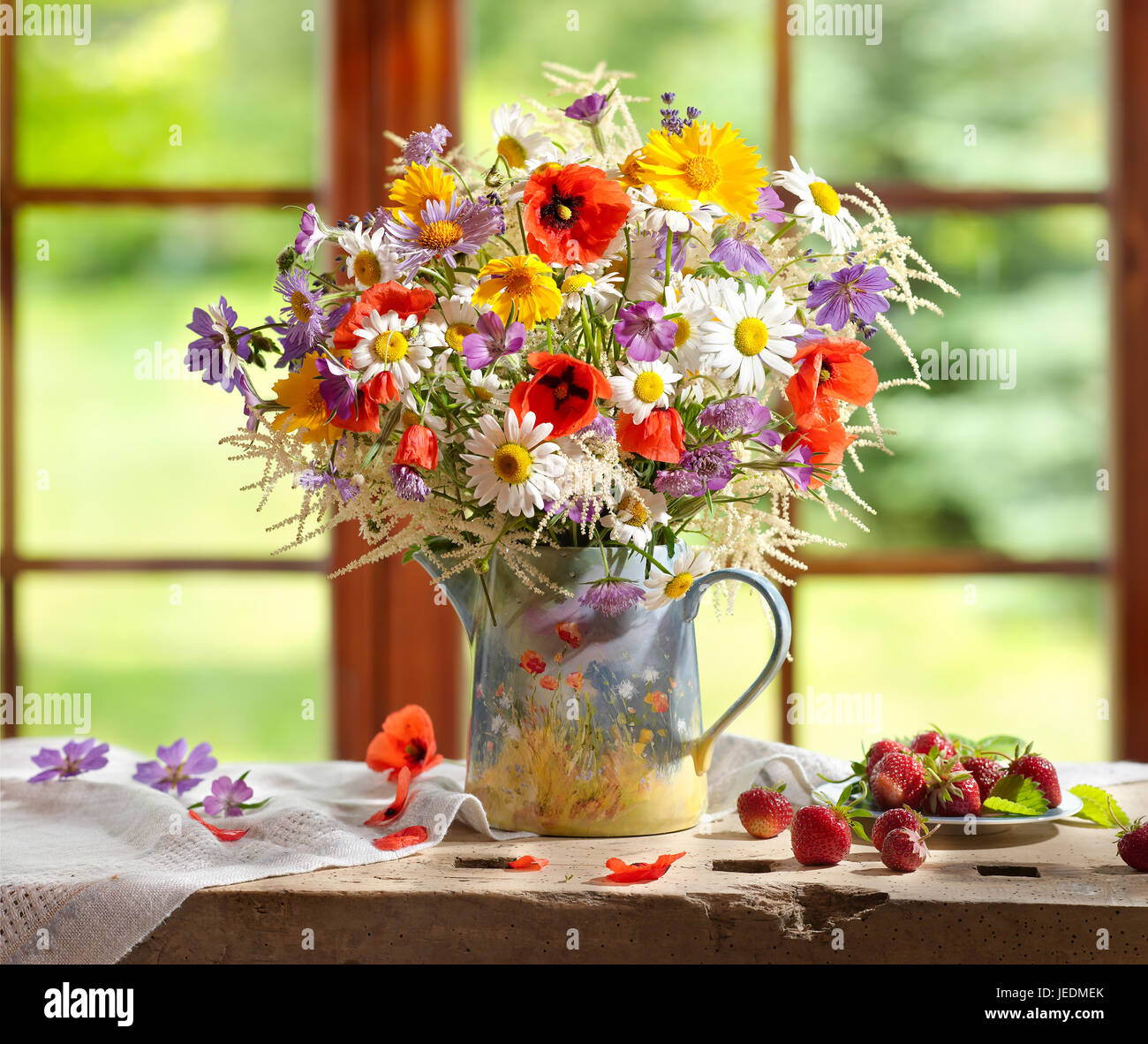 Bouquet de fleurs des champs de coquelicots et de marguerites Photo Stock -  Alamy