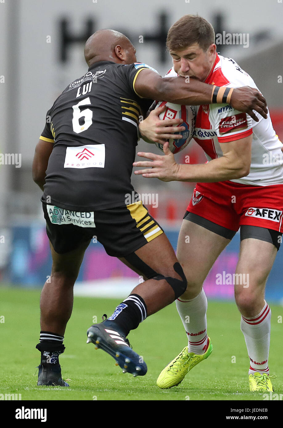 St Helens Mark Percival est abordé par Salford Red Devils' Robert Lui, au cours de la Super League Betfred match au stade AJ Bell, Salford. Banque D'Images