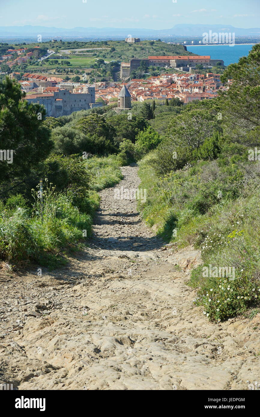 Chemin menant au village médiéval de Collioure, sur la côte de la mer méditerranée, Pyrénées Orientales, Roussillon, sud de la France Banque D'Images