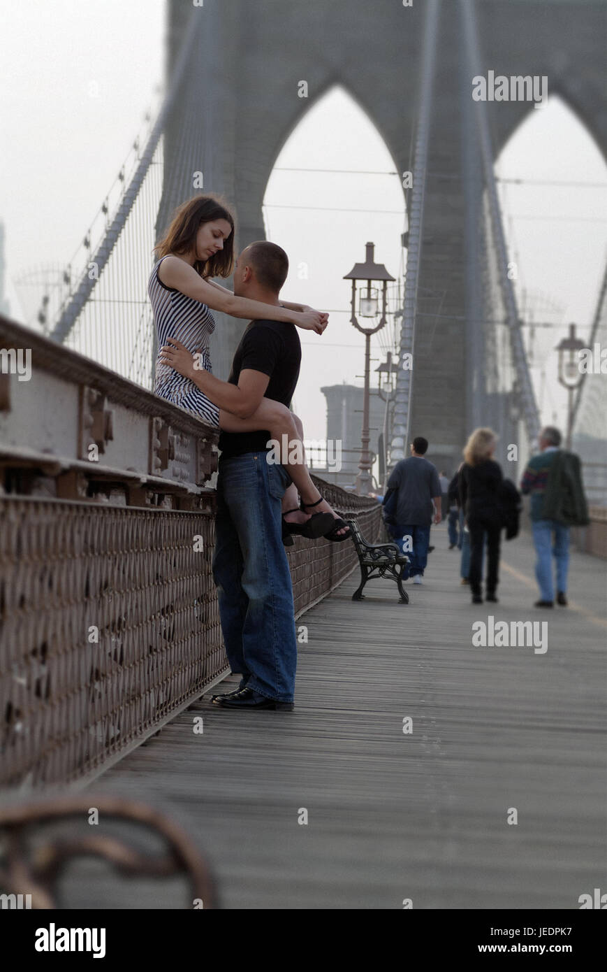 Jeune couple sur le pont de Brooklyn, serrant. Brooklyn, New York City, États-Unis. 18, 19, 20, 21, 24, 25, ans, ans, Banque D'Images