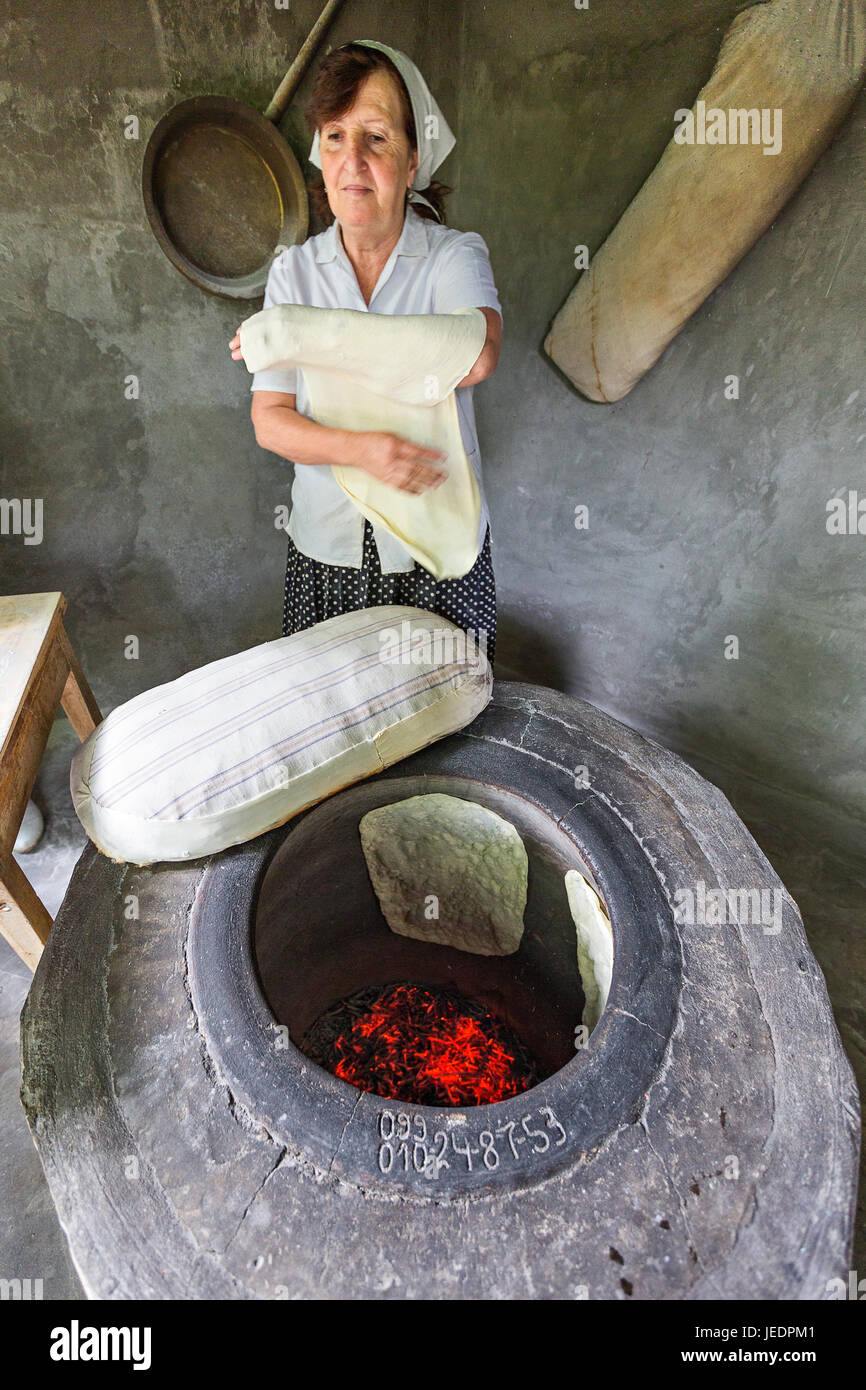 Femme locale qui fait du pain arménien connu sous le nom de Lavash, à Garni, Arménie. Banque D'Images