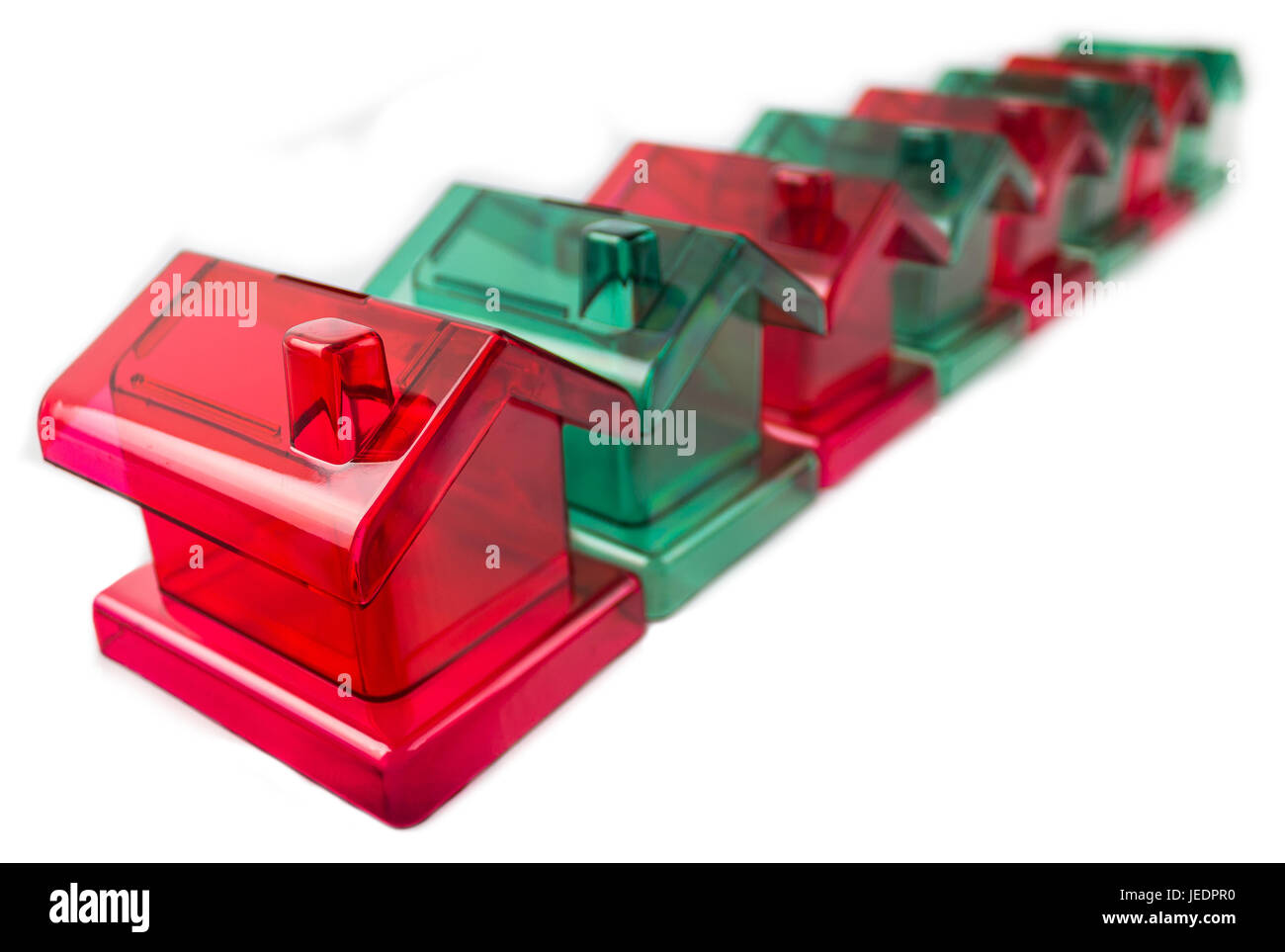 Rangée de maisons en plastique vert et rouge en perspective Banque D'Images