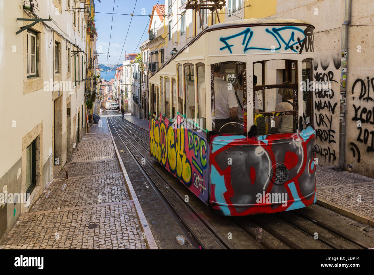 Tramway ancien typique de Lisbonne, au Portugal. c'est une grande attraction touristique. Banque D'Images