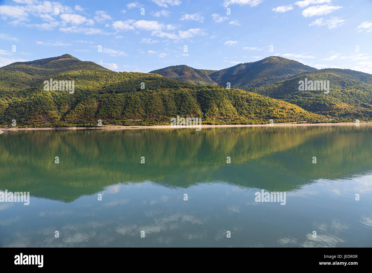 Reflet de la montagne dans l'eau à proximité d'Ananuri, en Géorgie, montagnes du Caucase. Banque D'Images