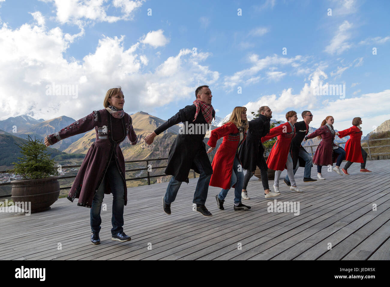 Les gens géorgiens dans des robes locales exécutent la danse ...