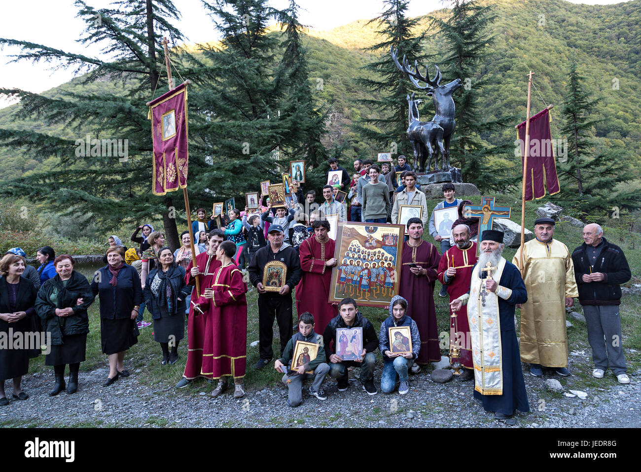 Peuple du village de Pasanauri, près de Kazbegi et dignitaires d'église portant l'icône des martyrs connus sous le nom d'Aragvians, Géorgie, montagnes du Caucase. Banque D'Images