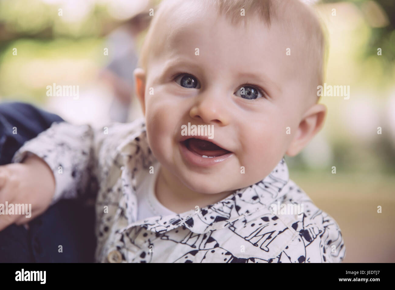 Portrait of happy baby boy outdoors Banque D'Images