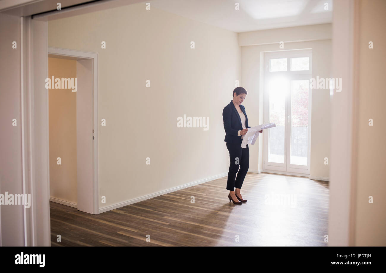 Femme en appartement vide à à plan Banque D'Images