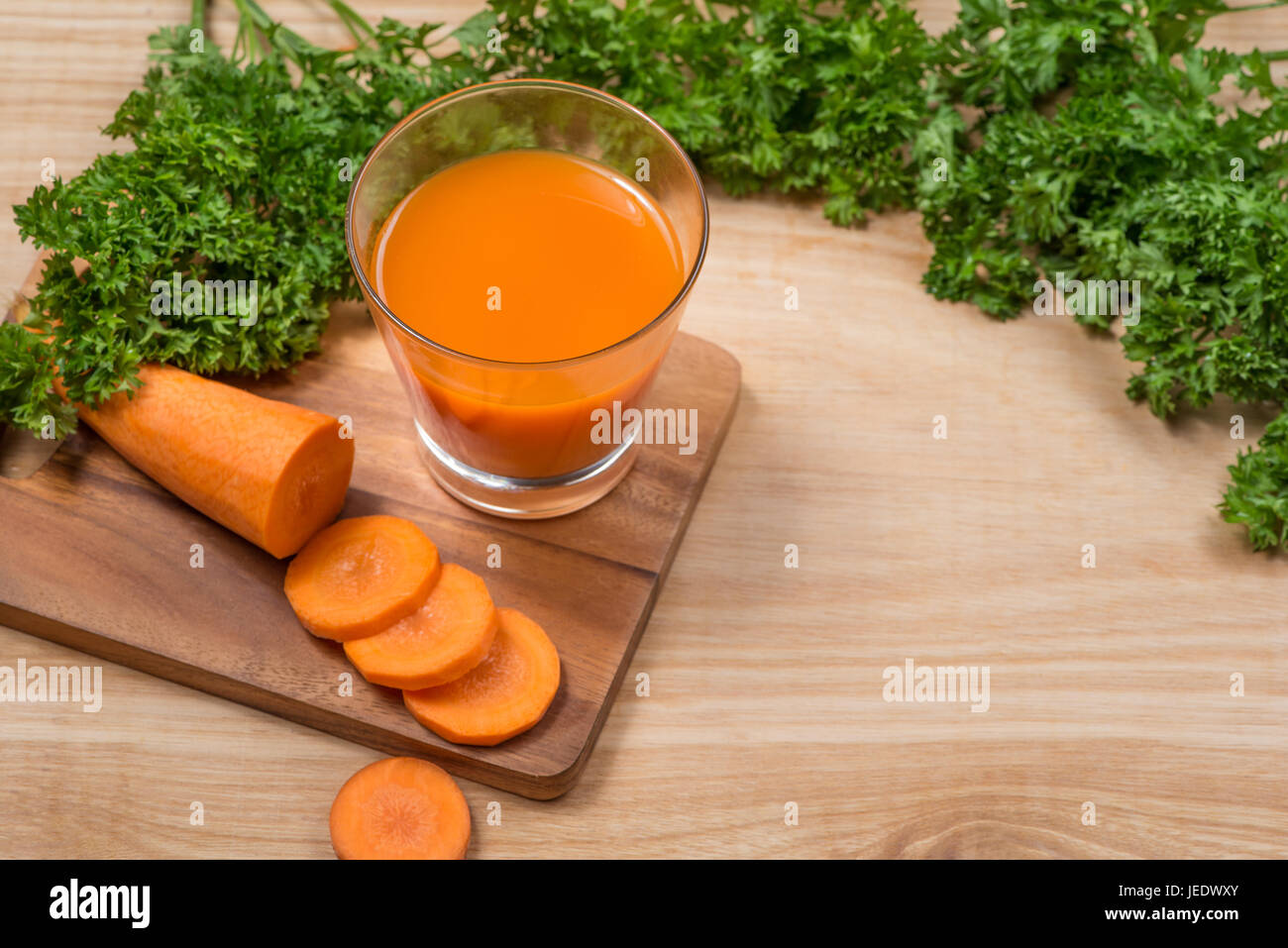 Verre de jus de carotte avec des légumes sur la table en bois. Banque D'Images