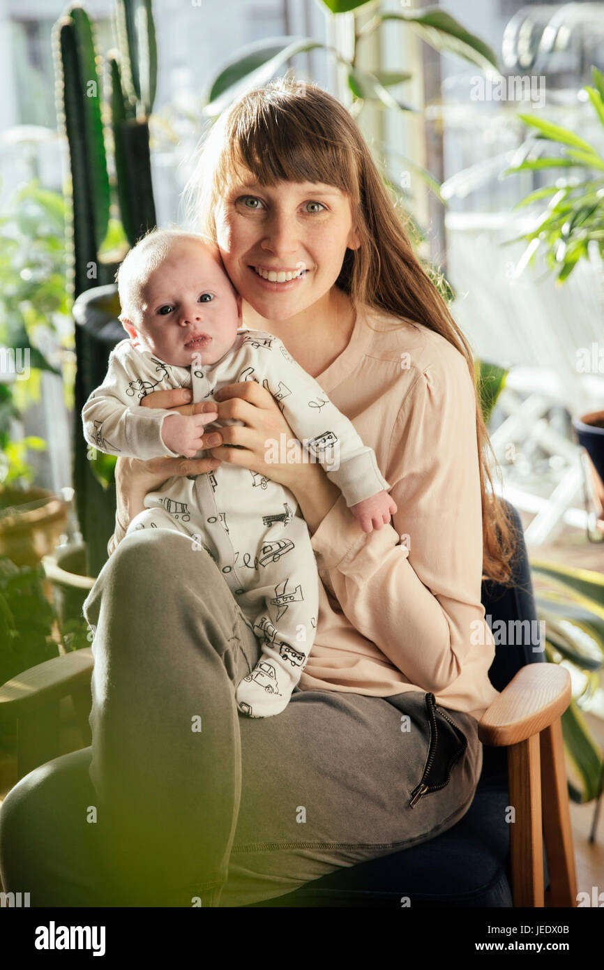 Mère tenant son nouveau-né garçon à la maison Banque D'Images