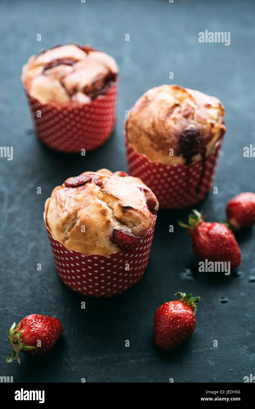 Muffins aux fraises sur fond sombre Banque D'Images