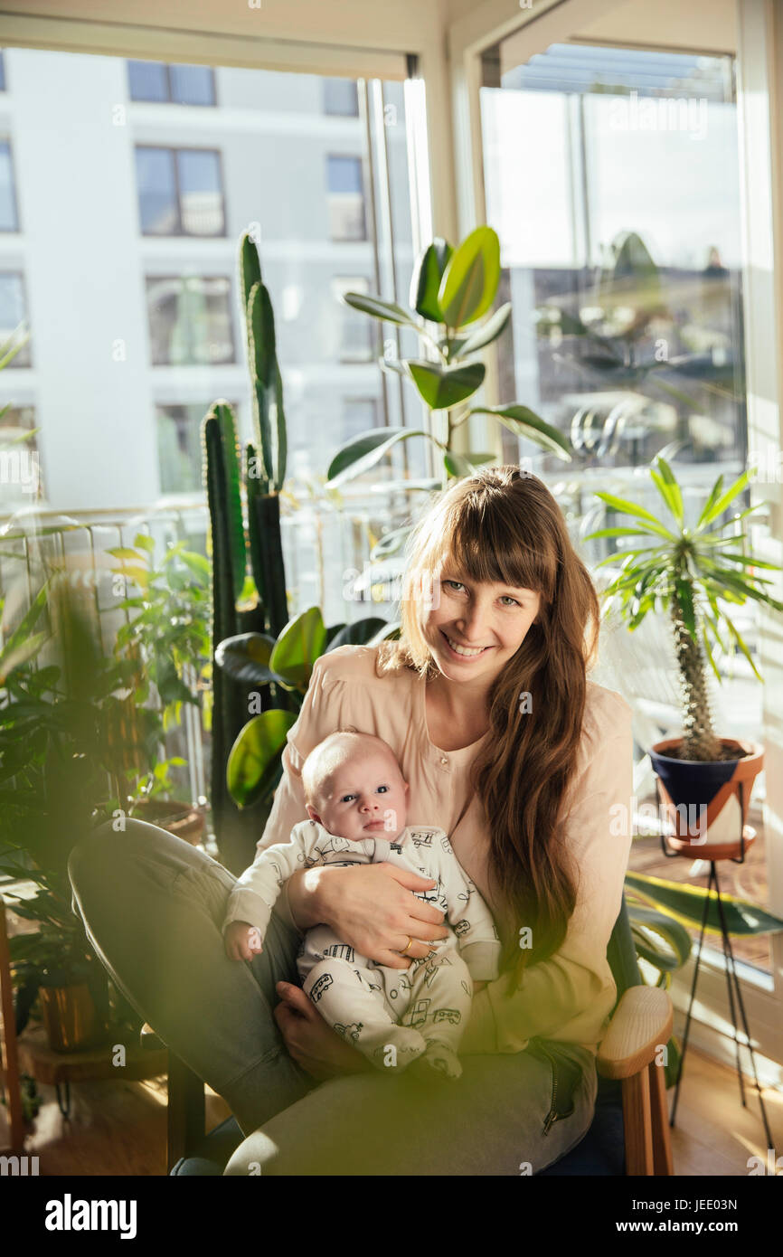 Mère tenant son nouveau-né garçon à la maison Banque D'Images