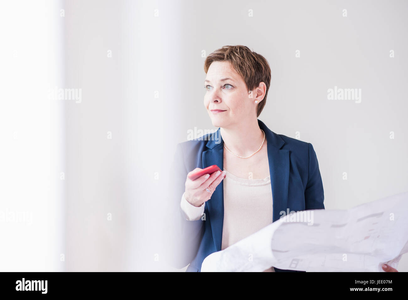 Convaincus d'exploitation et plan de téléphone cellulaire Banque D'Images