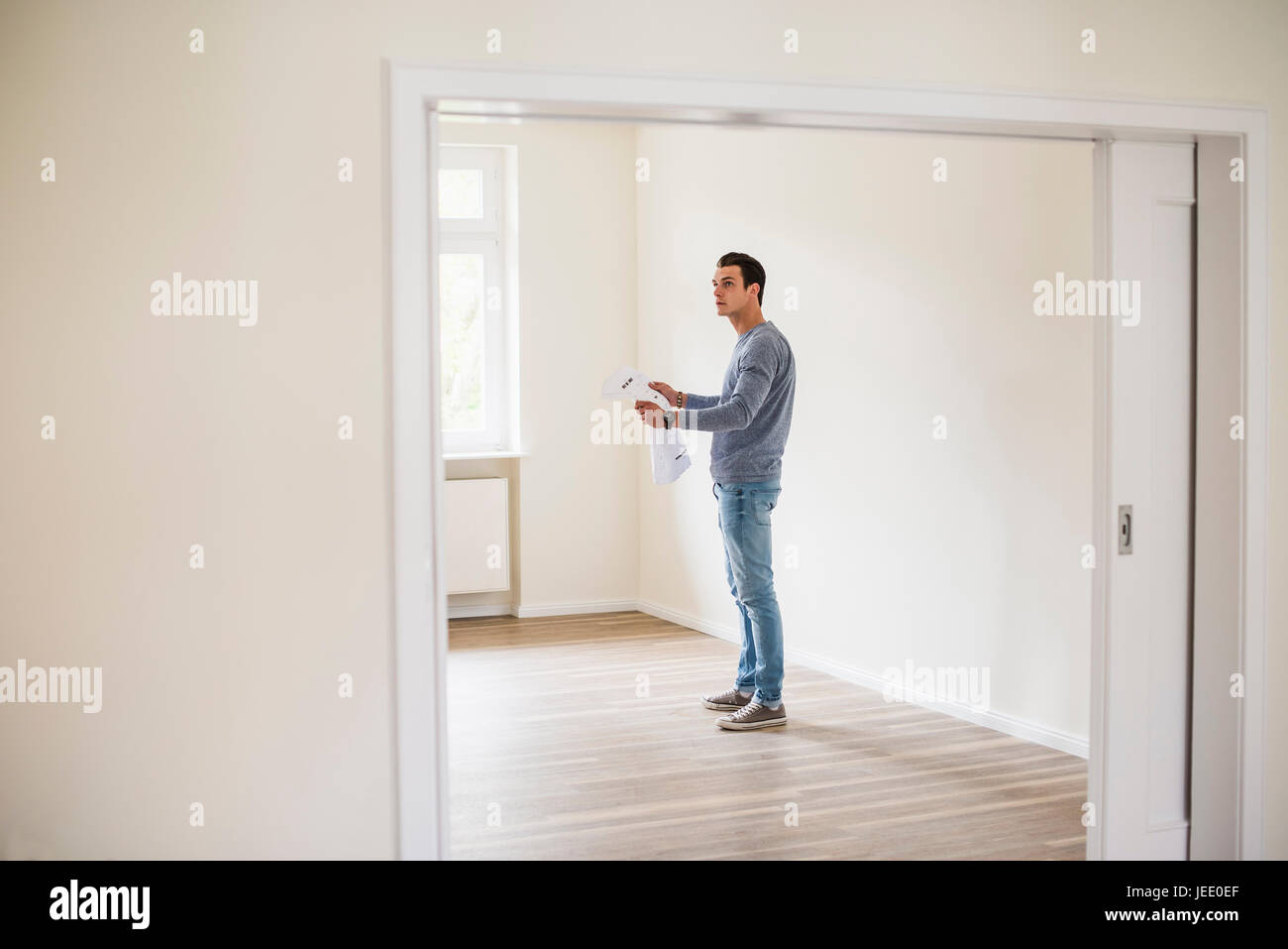Jeune homme dans le nouveau plan d'exploitation d'accueil Banque D'Images