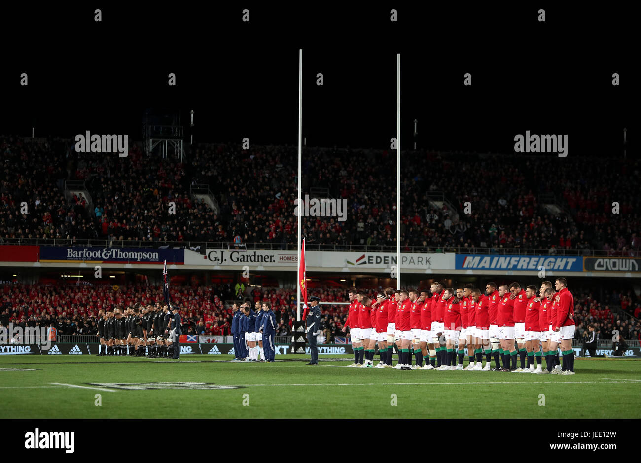 Les joueurs des deux équipes line-up avant le premier test de la 2017 Tournée des Lions britanniques et irlandais à Eden Park, Auckland. Banque D'Images