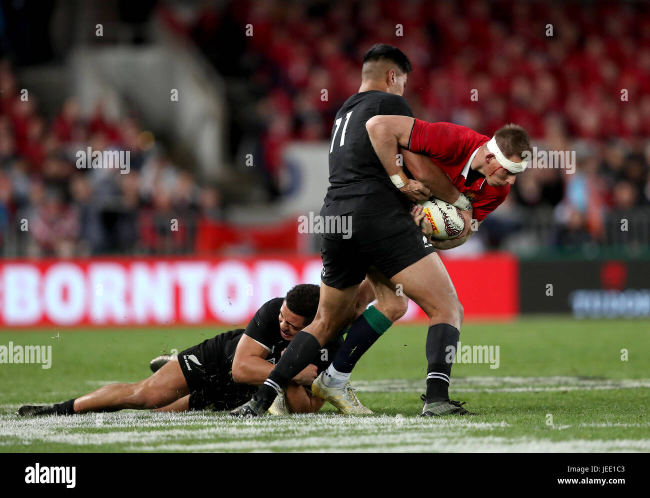 Des Lions britanniques et irlandais Liam Williams tente de passer au-delà du néo-zélandais Rieko Ioane (au centre) lors du premier essai de la 2017 Tournée des Lions britanniques et irlandais à Eden Park, Auckland. Banque D'Images