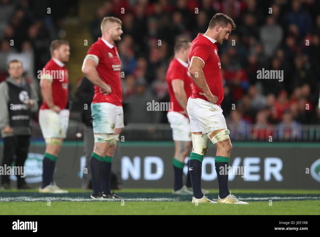 Le capitaine des lions Sam Warburton est abattu au cours d'un premier essai de la 2017 Tournée des Lions britanniques et irlandais à Eden Park, Auckland. Banque D'Images