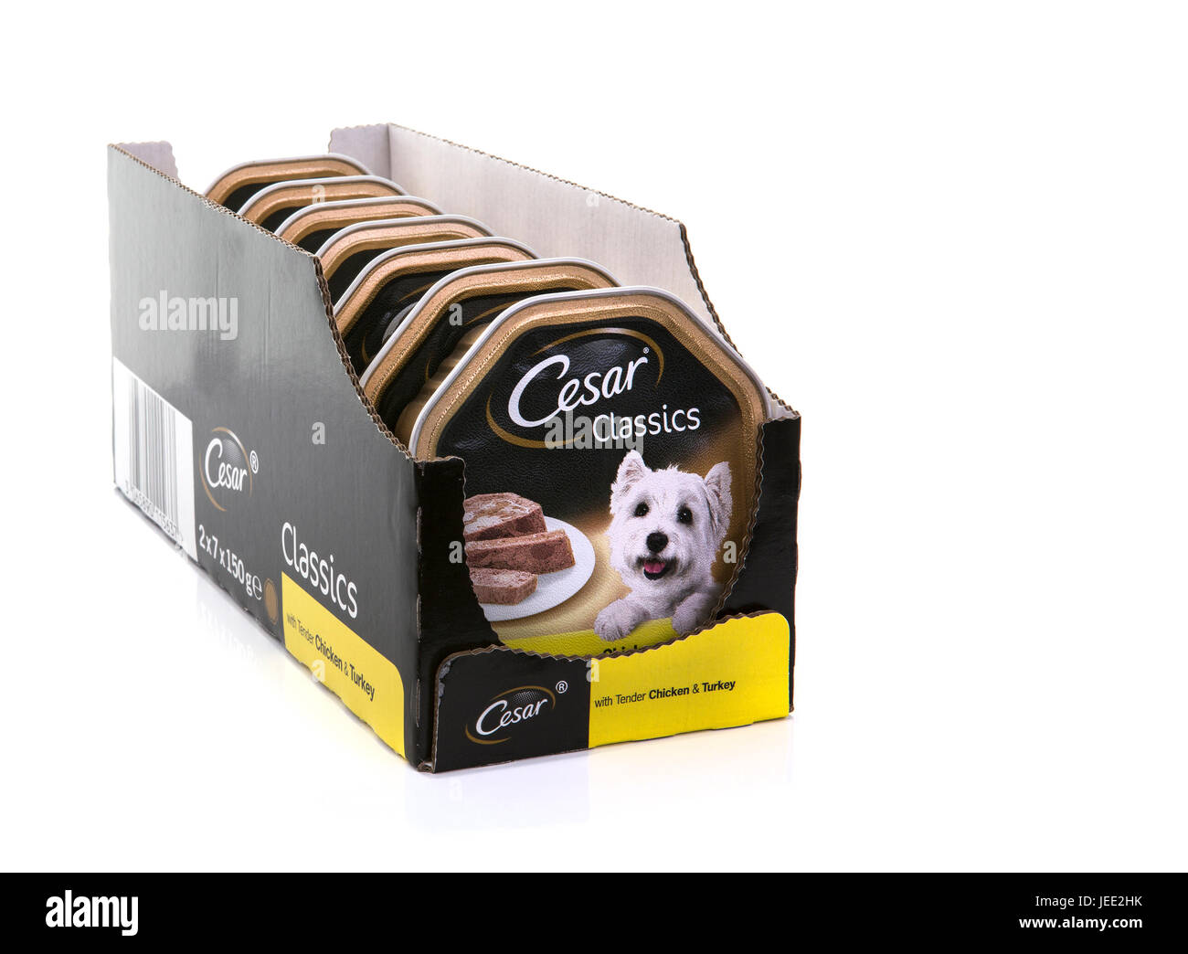 SWINDON, Royaume-Uni - le 24 juin 2017 : 7 paquet de Cesar Classics Poulet et dinde la nourriture pour chien sur un fond blanc Banque D'Images