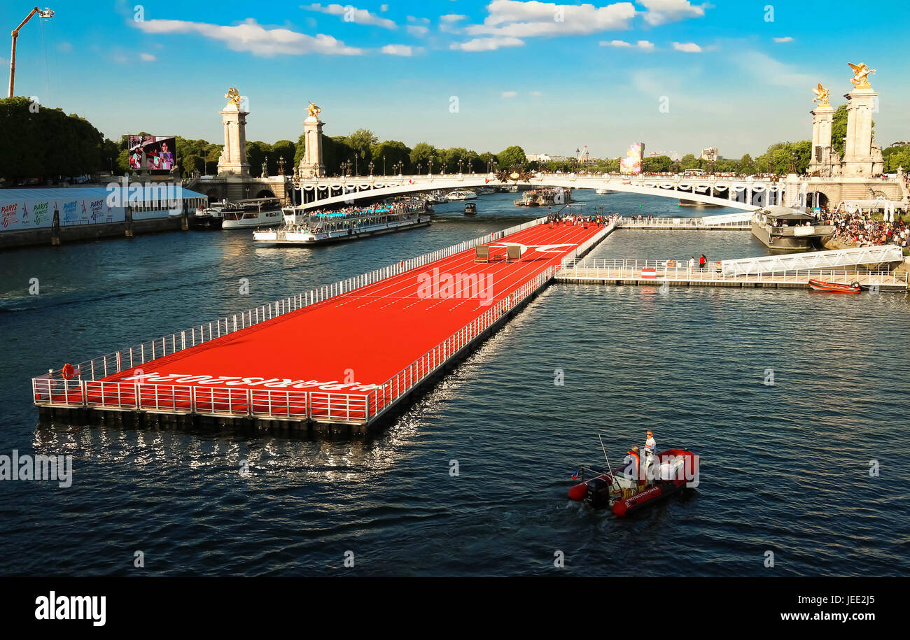 La piste de course flottante installée sur Seine près de pont Alexandre III à Paris, France . Banque D'Images