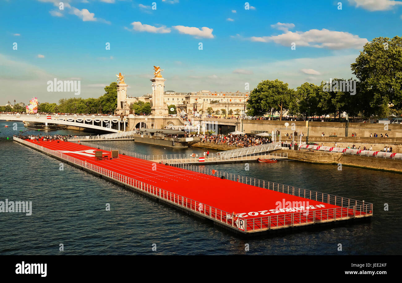 La piste de course flottante installée sur Seine près de pont Alexandre III à Paris, France . Banque D'Images
