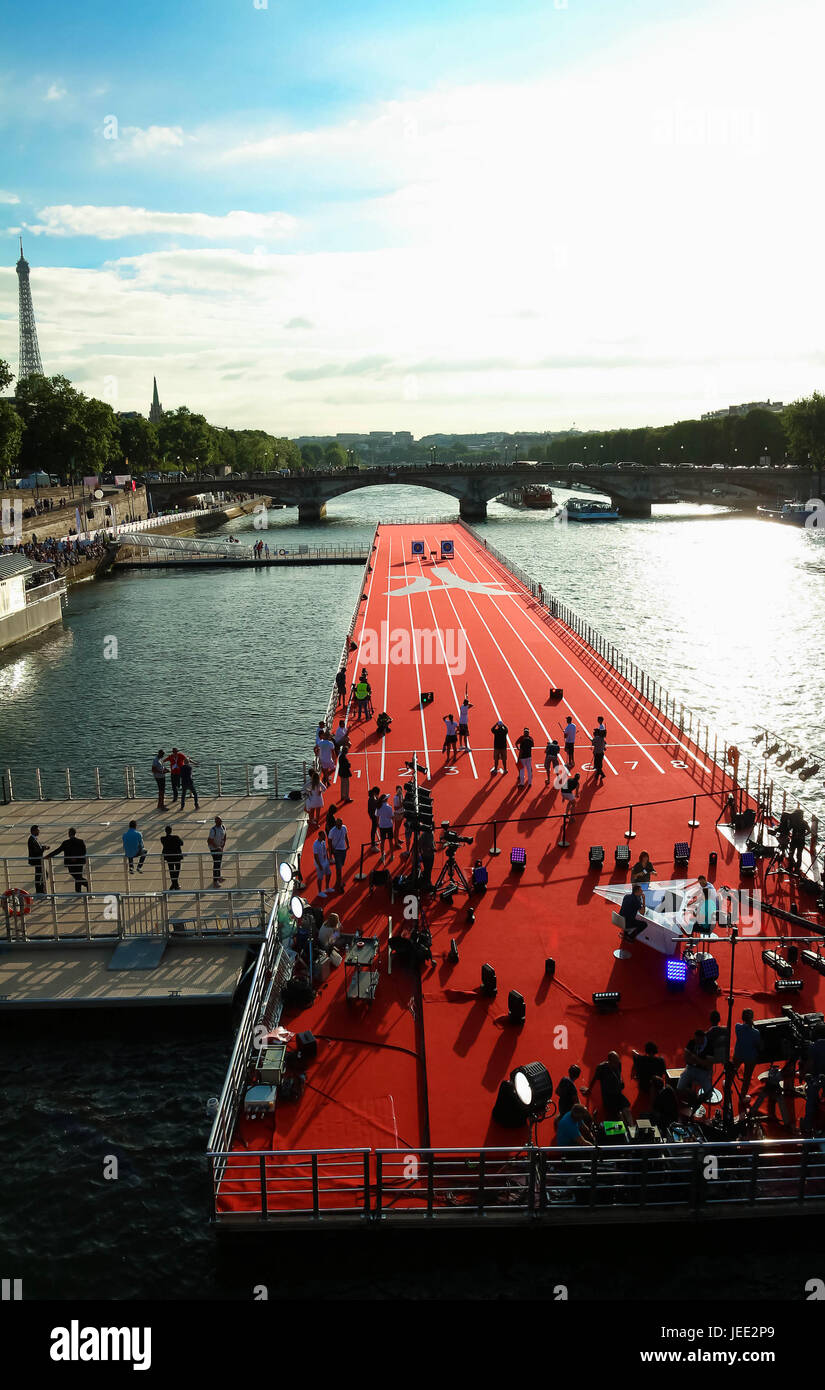 La piste de course flottante installée sur Seine près de pont Alexandre III à Paris, France . Banque D'Images