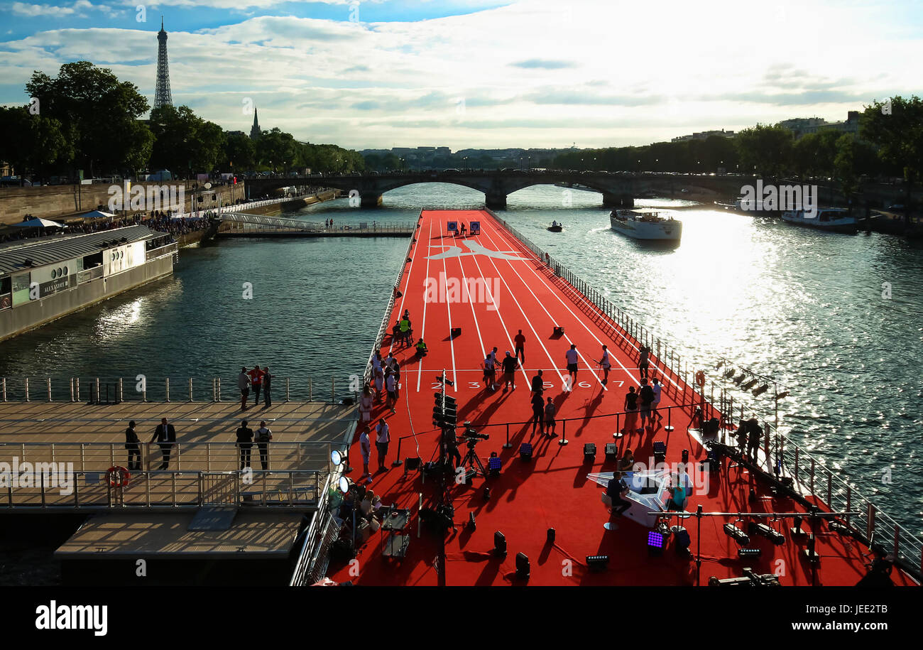 La piste de course flottante installée sur Seine près de pont Alexandre III à Paris, France . Banque D'Images