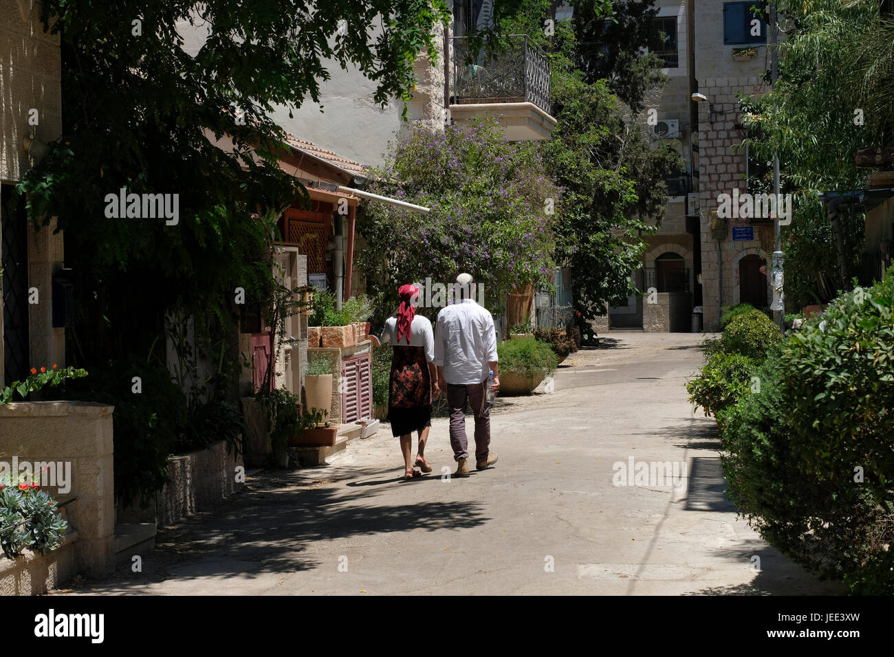 Un juif religieux en train de marcher dans une ruelle d'Ohel Moshe un ancien quartier cour fondée en 1883, aujourd'hui partie de Nahlaot Nachlaot ou un regroupement de 23 quartiers ancienne cour qui peuplaient la nouvelle ville après avoir quitté la ville fortifiée de Jérusalem à la fin du 19e siècle situé dans l'ouest de Jérusalem Israël Banque D'Images