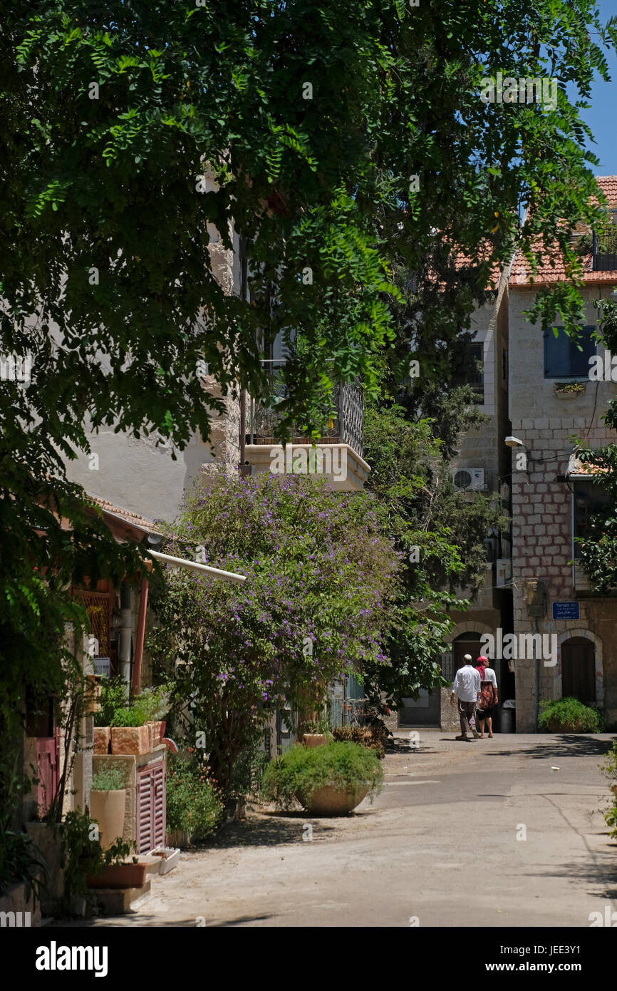 Un juif religieux en train de marcher dans une ruelle d'Ohel Moshe un ancien quartier cour fondée en 1883, aujourd'hui partie de Nahlaot Nachlaot ou un regroupement de 23 quartiers ancienne cour qui peuplaient la nouvelle ville après avoir quitté la ville fortifiée de Jérusalem à la fin du 19e siècle situé dans l'ouest de Jérusalem Israël Banque D'Images