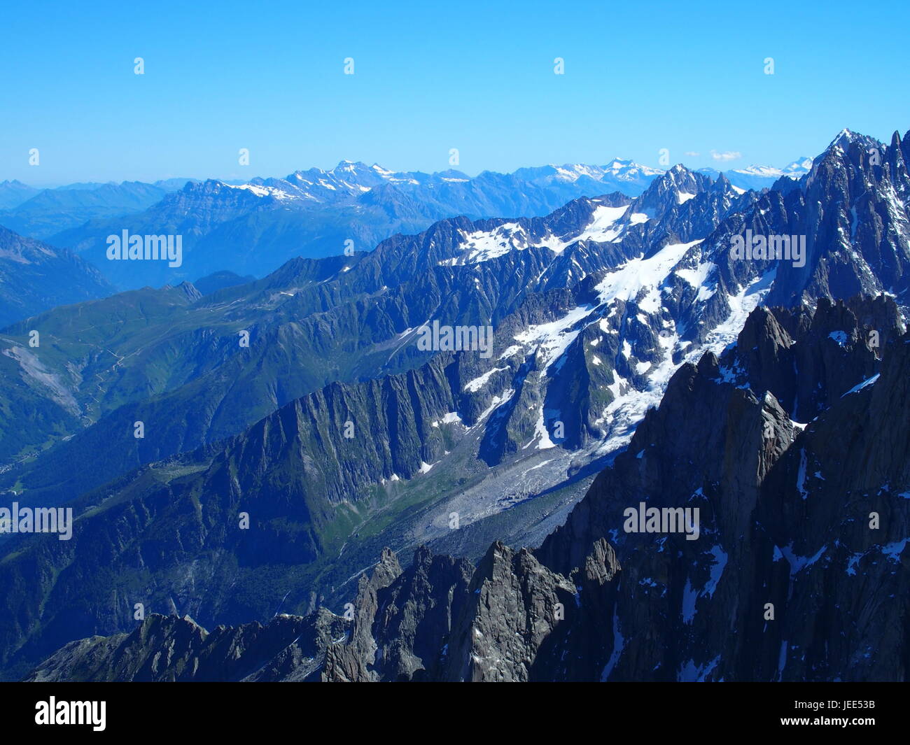 Paysage de montagnes alpines dans beauté français, italien et suisse vu de l'Aiguille du Midi à CHAMONIX MONT BLANC EN FRANCE avec bleu clair Banque D'Images