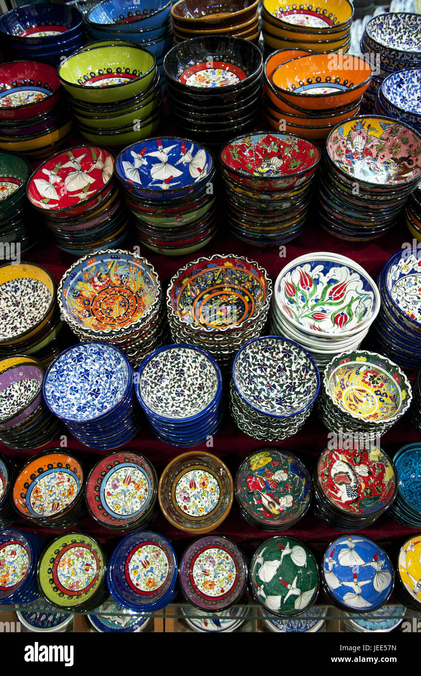 La Turquie, Istanbul, partie de la ville de Sultanahmet, le grand bazar, Kapali Carsi, choix dans la céramique, Banque D'Images