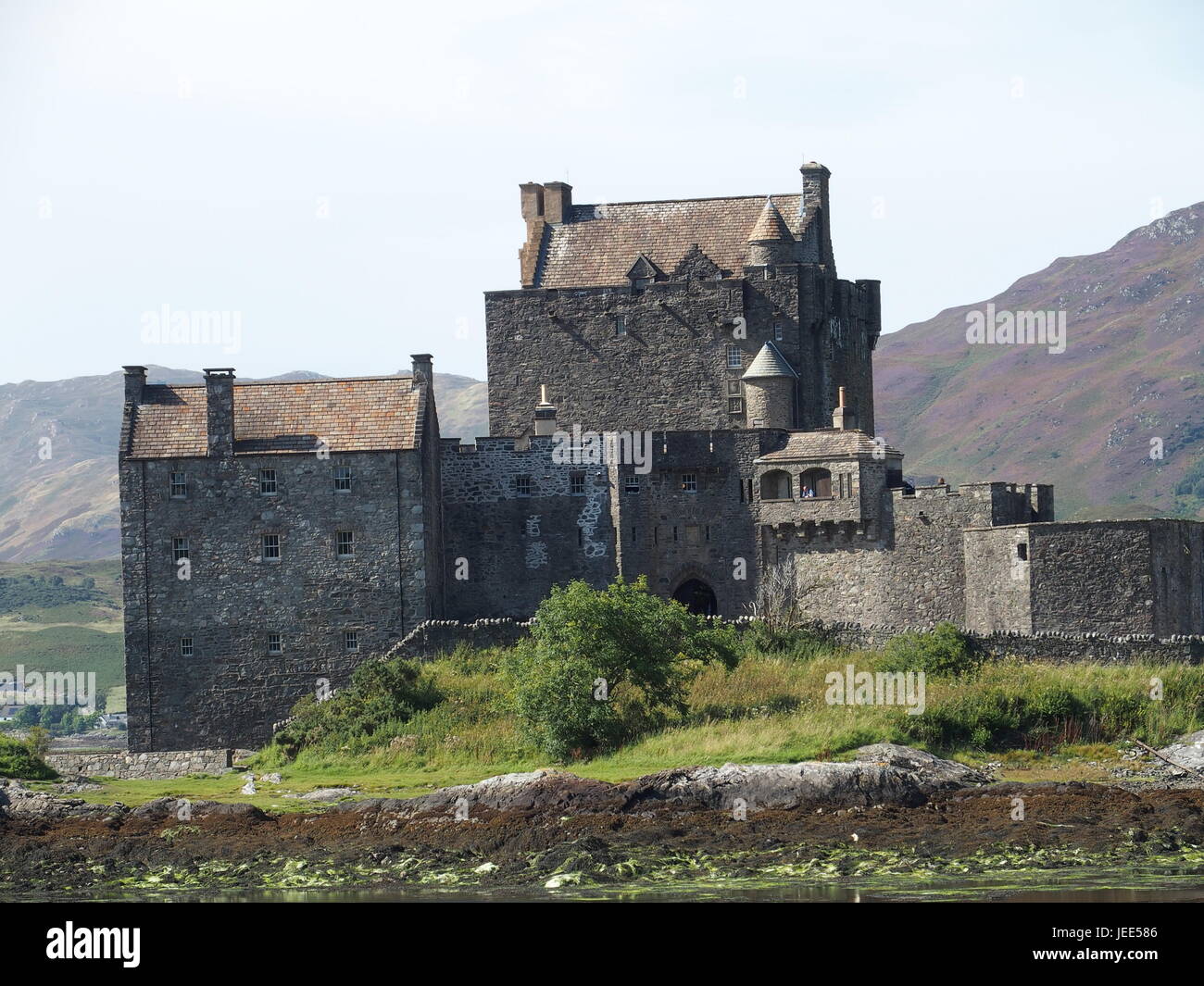 Le château d'Eilean Donan en Ecosse médiévale celtique, bâtiment en pierre sur l'île écossaise au lac loch Duich Highlands en Grande-Bretagne avec ciel nuageux. Banque D'Images