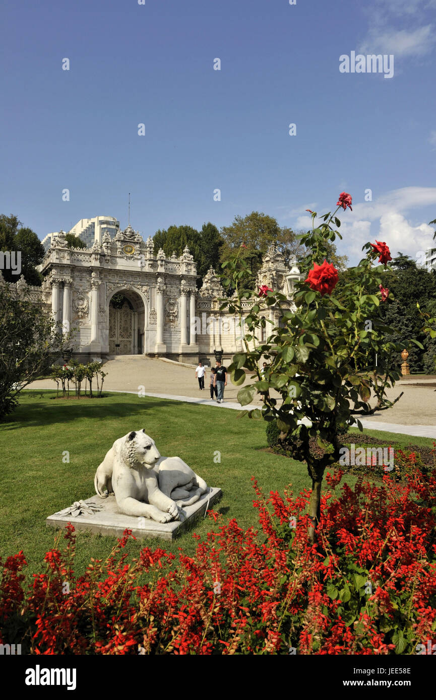 La Turquie, Istanbul, le palais de Dolmabahçe, sculpture d'animaux dans le parc, Banque D'Images