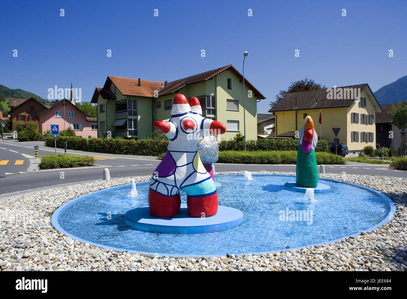 Le Liechtenstein, Vaduz, jonction, jouer de l'eau, de sculptures 'Nana', ville, maisons, maisons, façades, de couleur différente, rue, rond-point, ainsi, une fontaine, un Brunnenskulputren, plastiques, point d'intérêt, Banque D'Images