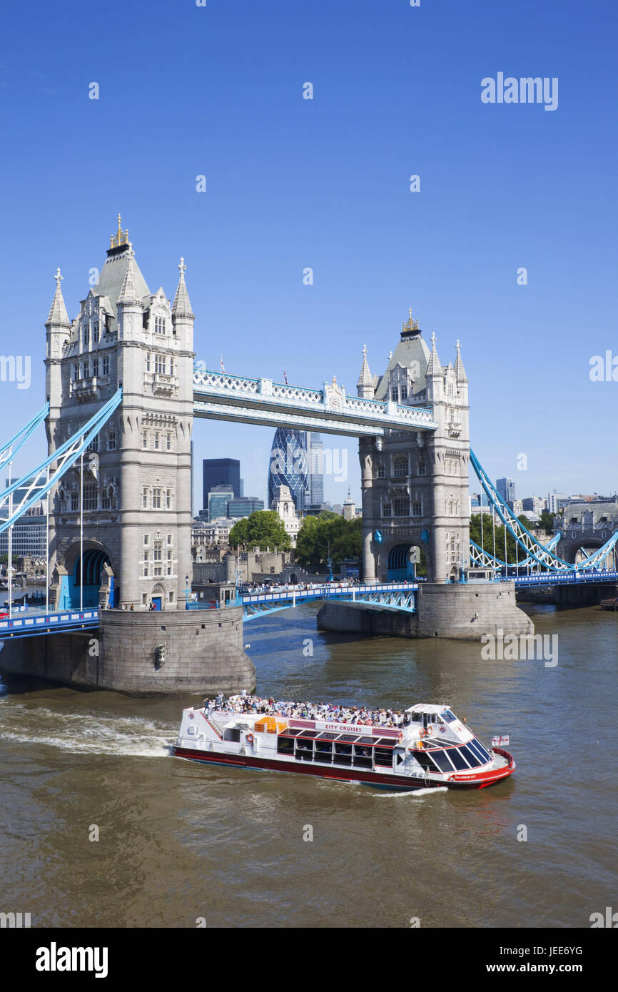 L'Angleterre, Londres, Tower Bridge, la Tamise, l'ensoleillement, la ville, l'architecture, de la structure, monument, monument, pont, rivière, navire, bateau touristique, trafic, tourisme, le trafic maritime, couche de peinture, bleu, balance, pont Banque D'Images