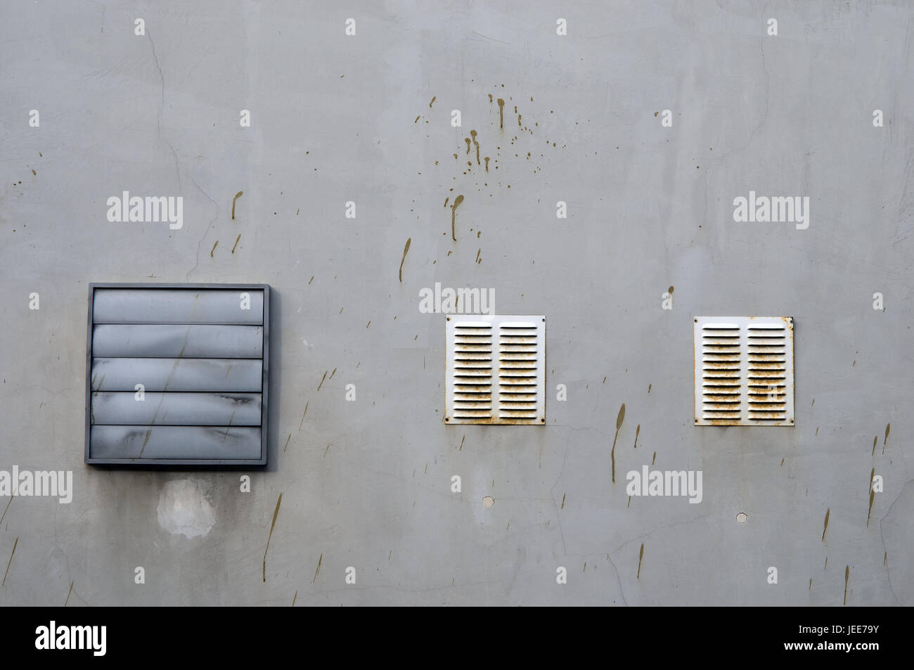 Mur d'une maison, de ventilation, de arbres, Rusty, dirtily, slots, trigger, trigger, l'orifice à l'extérieur, de la boue, Banque D'Images