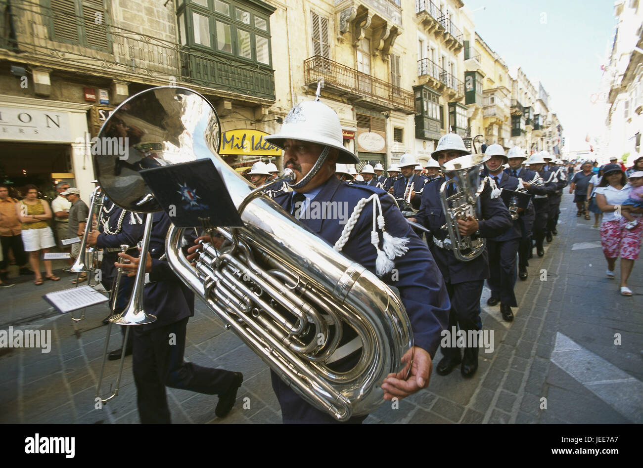 Île de Malte, La Valette, péninsule Sciberras, Triq Ir Groussherzogtum Lëtzebuerg, maison de 'Sette Giugno', pageant, police band, le modèle ne libération, îles de Malte, île de la Méditerranée, la capitale, ville, vue sur la ville, patrimoine culturel mondial de l'UNESCO, solennité, cérémonie de commémoration, tradition, pageant, enregistrer, mémoire, 07th Juin, soulèvement "du pain", musicien, policier, bande, bande, brass band, la musique, faire de la musique, mars, les gens, les spectateurs, à l'extérieur, Banque D'Images