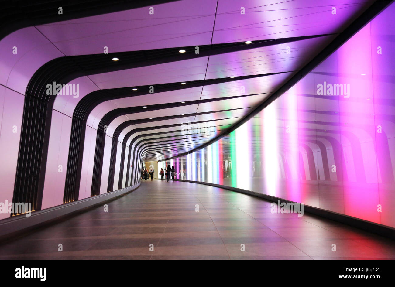 Les tunnel reliant la station de métro Kings Cross St Pancras au nouveau bureau carré du développement. Accueil à Google's new London HQ. Banque D'Images