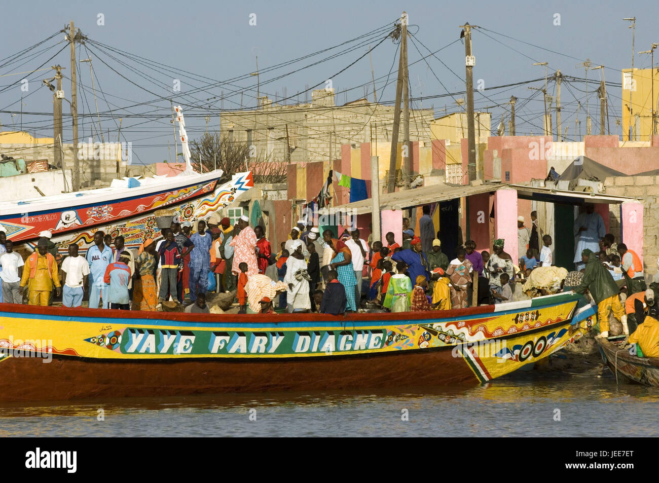 Port de pêche, personne, bateaux de pêche, rivière, vue sur la ville, Saint-Louis, Sénégal, Banque D'Images