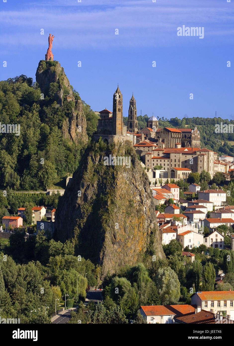 France, Le Puy-en-Velay, vue sur la ville, les églises, statue, l'Europe, la destination, le lieu d'intérêt, vue, la culture, l'UNESCO-Patrimoine culturel mondial du cône du volcan volcan, aiguille, rock, la statue de Marien, madonna figure, band, église, cathédrale, églises, sacrée, la foi, la religion, le christianisme, l'architecture, de la construction, Banque D'Images