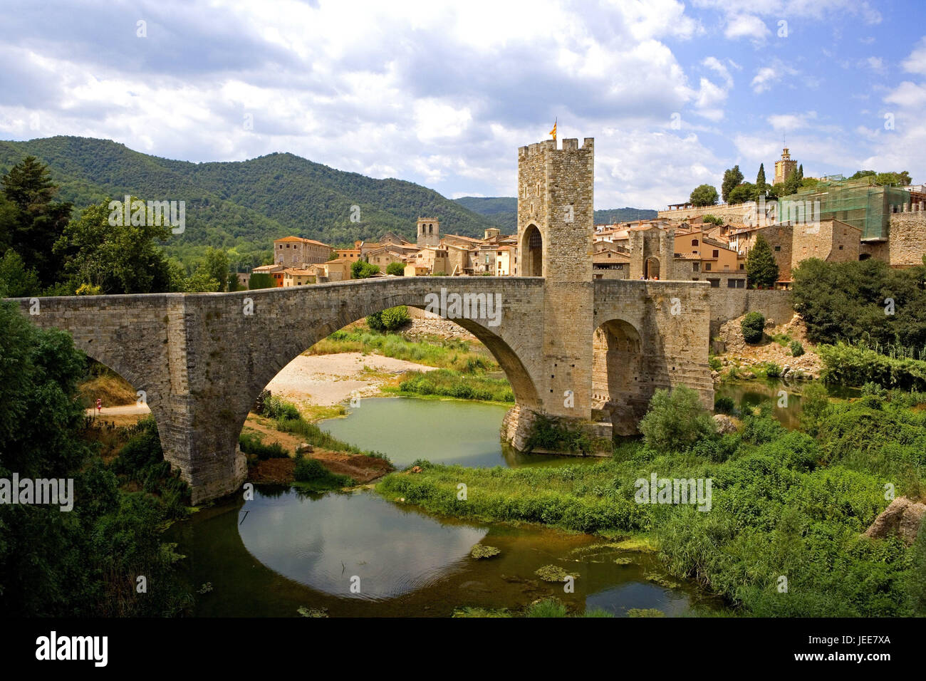 L'Espagne, la Catalogne, Besalu, vue sur ville, Pont Vell, pont, maisons de ville, maisons d'habitation, une rivière, un pont de pierre, en style roman, historiquement, l'architecture du pont, Tour, tour, l'architecture militaire, point d'intérêt, destination, Banque D'Images