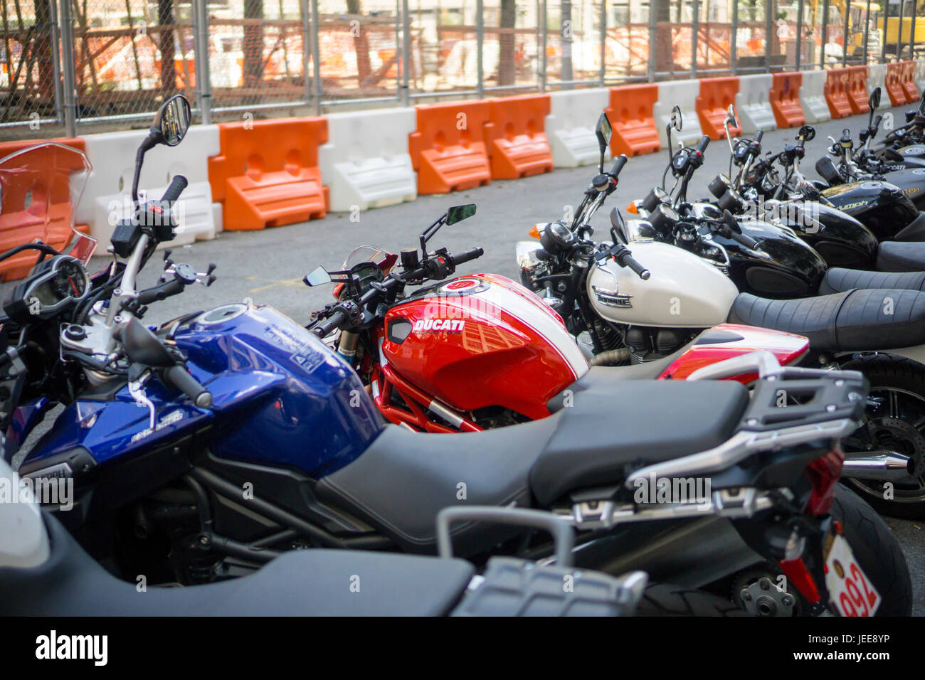 Les motos Ducati et autres marques sont alignés en face de la concession Ducati dans le quartier Soho de New York le mercredi 21 juin 2017. Harley-Davidson est la préparation d'une soumission pour les motos Ducati dans une soumission d'une valeur de 1,67 milliards de dollars. Volkswagen est de vendre leur marque Ducati et Bajaj Auto, un fabricant de motos indiennes et plusieurs buyout s'intéressent également à l'entreprise de bicyclettes de haute performance. (© Richard B. Levine) Banque D'Images
