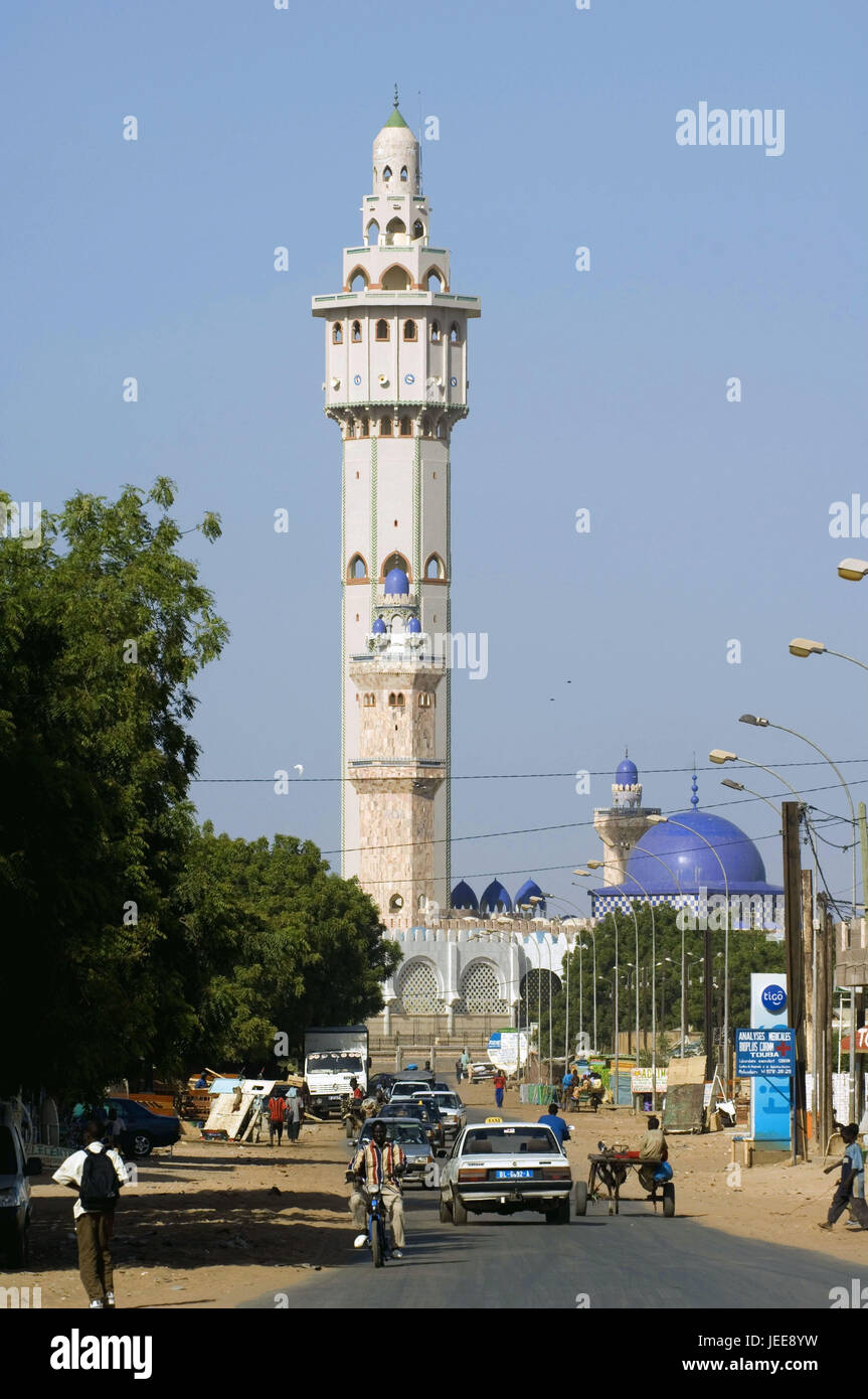 Mosquée, minarets, scène de rue, passant, Touba, au Sénégal, Banque D'Images